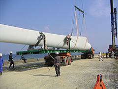 風力発電機　風力部材(34m)を運搬している様子
